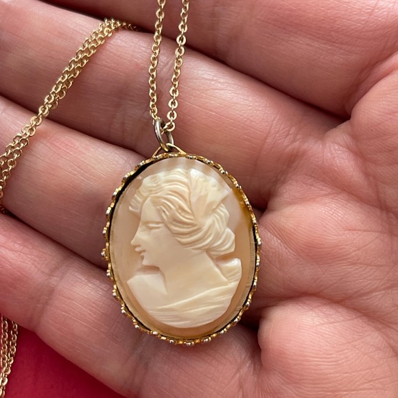 Vintage cameo pendant & gold tone chain - Picture 2 of 8
